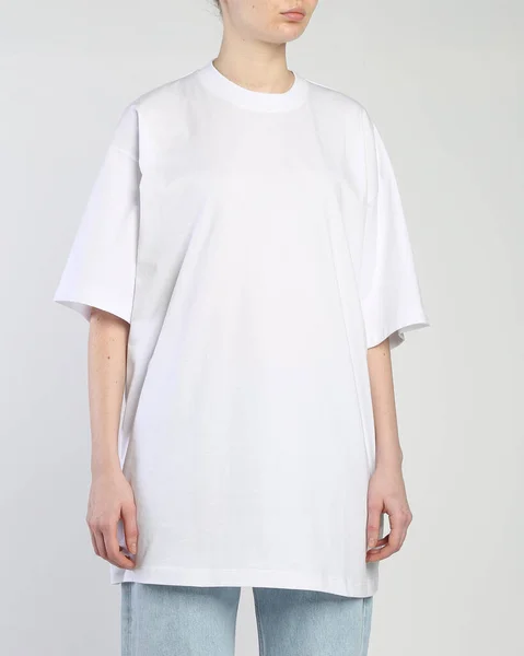 Een Vrouw Draagt Een Wit Oversized Shirt — Stockfoto
