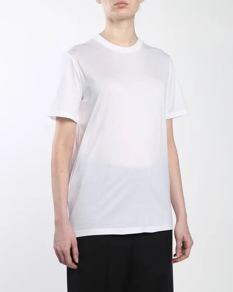 白い背景をしたモデルの女性用Tシャツは — ストック写真