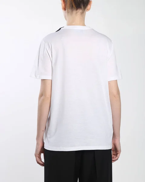 Shirt Feminina Modelo Fundo Branco Isolado — Fotografia de Stock