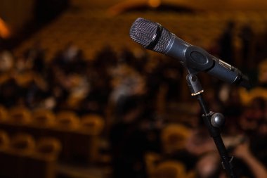 izleyicilerin arka planında mikrofon