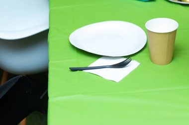 Masada tek kullanımlık masa takımı var.