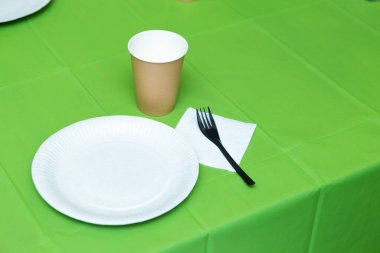 Masada tek kullanımlık masa takımı var.