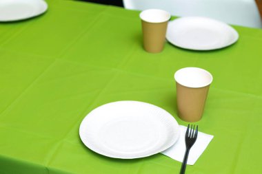 Masada tek kullanımlık masa takımı var.