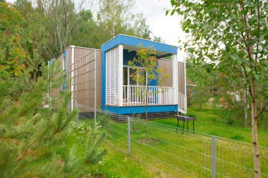 Ormandaki yazlık evde.