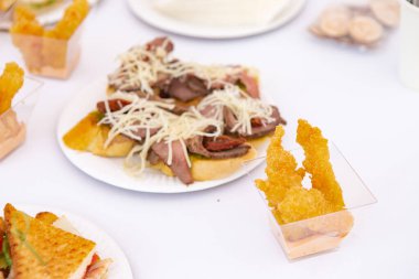 Masada çeşitli atıştırmalıklar var.