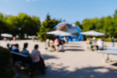 Bulanık park arka planı, öğleden sonra parlak güneş.