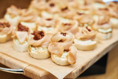 Masada güzel atıştırmalıklar var. Açık büfe masanın üzerinde. Yemek servisi.