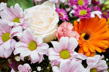 Yakından bir buket çiçek.