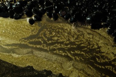 Siyah ve altın mermer dokulu arka plan