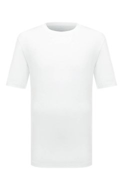 Modelde erkek tişörtü modeli.