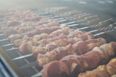 Şişte barbekü, çiğ et.