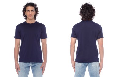 Siyah bir tişörtün modeli.