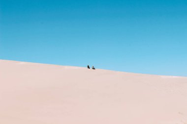 Büyük kum tepelerinde tanınmayan bir çift, Dunas de Taton, Catamarca, Arjantin. Yüksek kalite fotoğraf