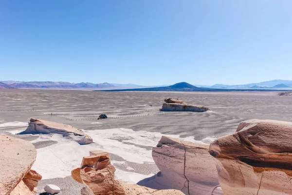 Campo de Piedra Pomez 'de büyük beyaz kaya oluşumlarının yer aldığı çöl manzarası göz kamaştırıcı. Yüksek kalite fotoğraf