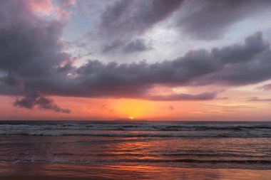 Quatro Ilhas, Florianopolis, Brezilya 'da güzel bir gün doğumu. Yüksek kalite fotoğraf