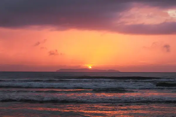 Quatro Ilhas, Florianopolis, Brezilya 'da güzel bir gün doğumu. Yüksek kalite fotoğraf