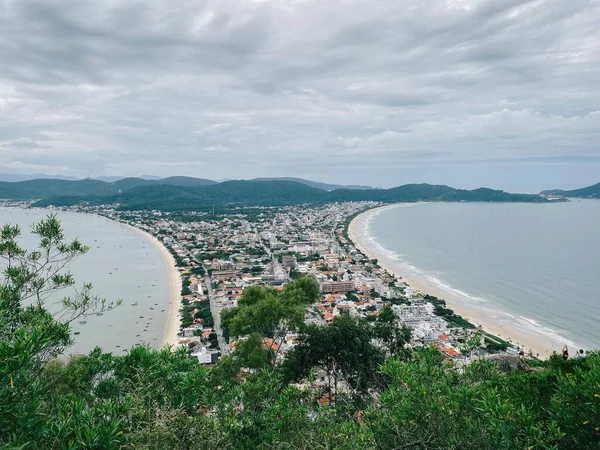 Trilha do Macaco, Florianopolis, Brezilya 'dan Canto Grande sahilinin güzel manzarası. Yüksek kalite fotoğraf