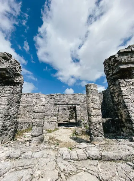 Tulum 'daki Tulum Kalıntıları Quintana Roo' daki Tulum Arkeolojik Bölgesi, Meksika 'daki Yucatan Yarımadası. Yüksek kalite fotoğraf