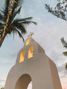 Playa del Carmen, Quintana Roo, Meksika 'daki tipik beyaz Meksika kilisesi. Yüksek kalite fotoğraf. Yüksek kalite fotoğraf