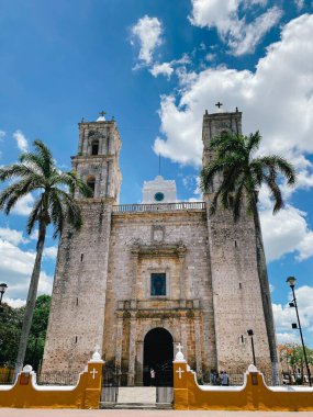 San Servacio 'nun tarihi katedralinin dışı Valladolild' da bulutlu gökyüzüne karşı. Gökyüzüne karşı antik kilise binası.
