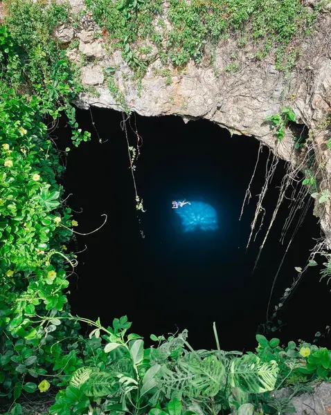 Mavi Cenote 'nin açılışında insanların yüzdüğü güneş ışınları....