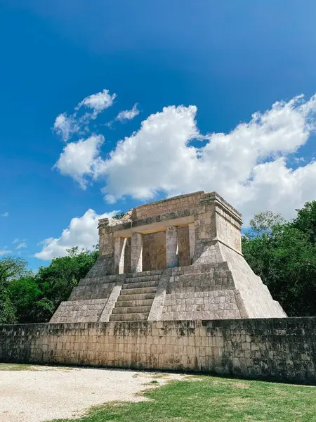 Maç sahasındaki sakallı adam tapınağı ya da Chichen Itza 'daki juego de pelota - Yucatan, Meksika.