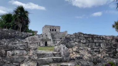 Tulum 'daki Tulum Kalıntıları Quintana Roo' daki Tulum Arkeolojik Bölgesi, Meksika 'daki Yucatan Yarımadası. 4k video