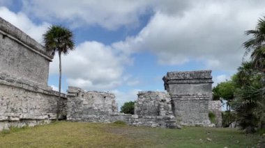 Tulum 'daki Tulum Kalıntıları Quintana Roo' daki Tulum Arkeolojik Bölgesi, Meksika 'daki Yucatan Yarımadası. 4k video