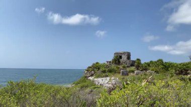 Tulum 'daki Tulum Kalıntıları Quintana Roo' daki Tulum Arkeolojik Bölgesi, Meksika 'daki Yucatan Yarımadası. 4k video