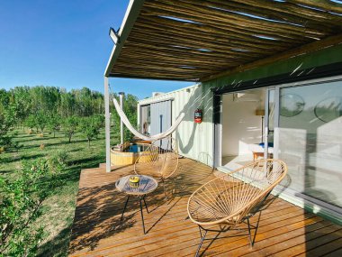 Metal kutu konteynerlerindeki güzel teraslar eve dönüşüyor. Yüksek kalite fotoğraf