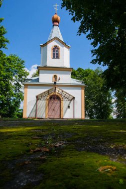 Kırsaldaki unutulmuş beyaz Ortodoks kilisesi, anıt