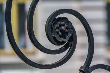 Çelik çitler, siyah çelikten dekoratif detaylar.