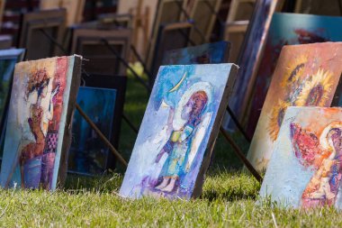 Yazın güneşli bir günde, Polonya, Podlasie, Suprasl 'da bir köy festivalinde sanatçıların halk eserlerinin sergilenmesi