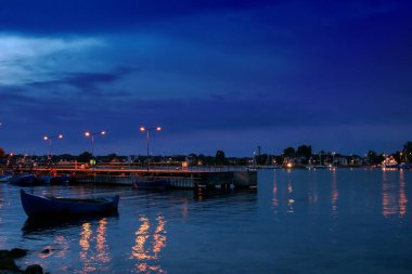 Yaz akşamları turizm limanı, sakin sulardaki ışıkların yansıması, Polonya, Jastarnia