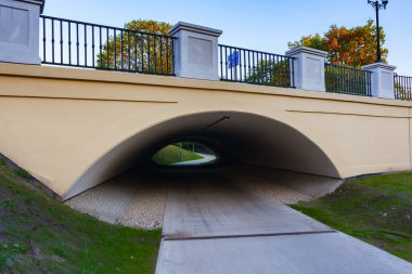 Şehir merkezinde bisiklet yolu üzerinde bir köprü, orijinal mimari, Polonya, Bialystok