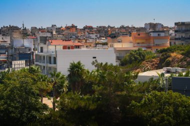 Yunanistan, zengin bitki örtüsüyle kentin manzarası, tepeden manzara