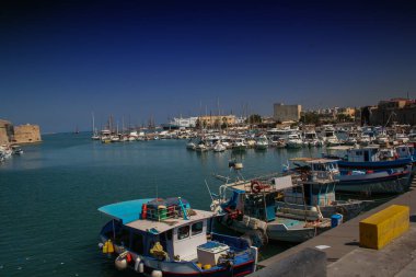 Yunanistan 'da Heraklion, deniz manzaralı bir panorama ve gemileri olan bir liman