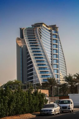 Dubai, büyük bir şehrin modern mimarisi, gökdelenlerdeki rahat daireler.