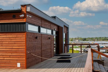 Gölün kıyısındaki ahşap modern sauna, dinlenecek bir yer, Podlasie, Bialystok