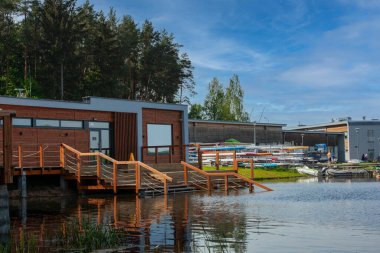Gölün kıyısındaki ahşap modern sauna, dinlenecek bir yer, Podlasie, Bialystok