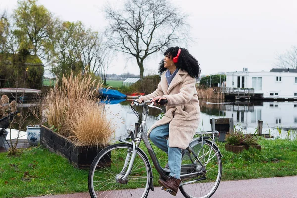 Молодая Счастливая Женщина Ездит Велосипеде Слушая Музыку Городе — стоковое фото