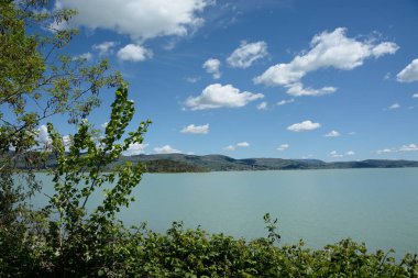 Isola Maggiore 'dan Trasimeno Gölü' nün panoramik manzarası.
