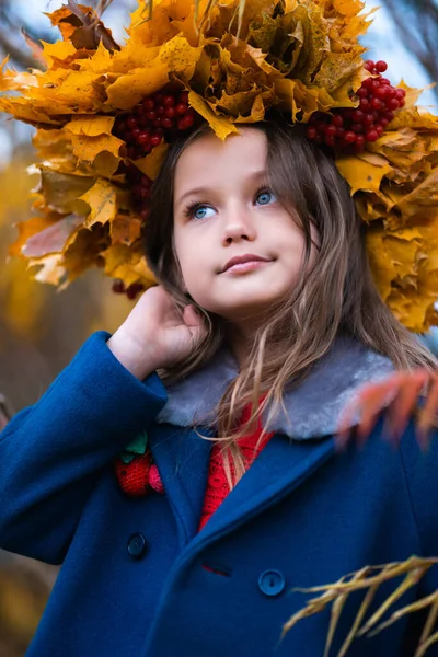 Niski Kąt Portretu Dziewczynki Niebieskimi Oczami Wieńcem Klonu — Zdjęcie stockowe