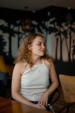 Masadaki kafede kızıl saçlı bir kız.