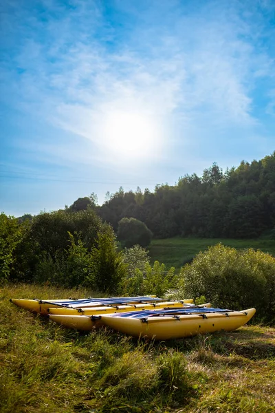 Yellow Blue Kayaks Drying Rafting River — Stock Photo, Image