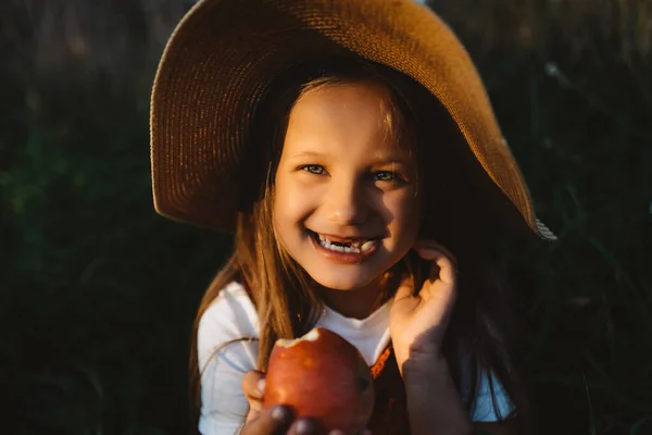 Una Chica Sonriente Sombrero Paja Comiendo Una Manzana Roja —  Fotos de Stock