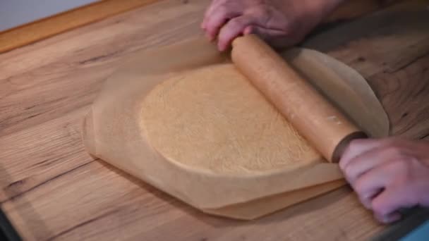 Homem Rolando Massa Usando Papel Manteiga Para Evitar Que Massa — Vídeo de Stock