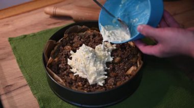  Tamamlanmış turta tabanına dolgu ekleniyor