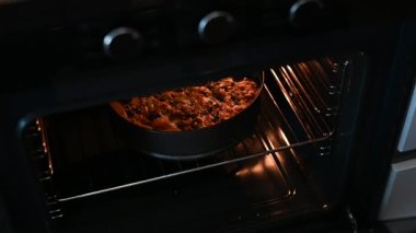 Evde pişmiş etli böreği fırından çıkarıyorum.