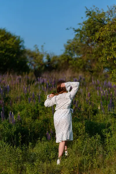 Vista Posteriore Una Giovane Donna Che Cammina Intorno Fiori Lupino — Foto Stock